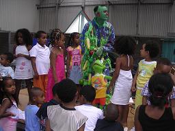 Festival Eritrea Holland 2005 - Tecle Israel entertaining the children